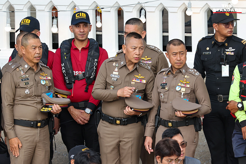 ภาพพระสงฆ์ 225 รูป กำลังรับบิณฑบาตทางเรือในคลองรอบเกาะรัตนโกสินทร์ 5