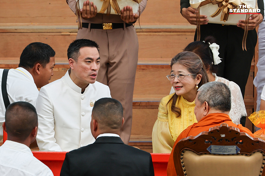 ภาพพระสงฆ์ 225 รูป กำลังรับบิณฑบาตทางเรือในคลองรอบเกาะรัตนโกสินทร์ 6