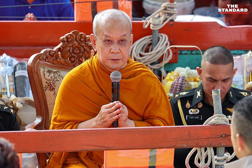 ภาพพระสงฆ์ 225 รูป กำลังรับบิณฑบาตทางเรือในคลองรอบเกาะรัตนโกสินทร์ 7