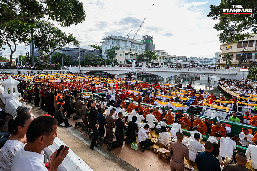 ภาพพระสงฆ์ 225 รูป กำลังรับบิณฑบาตทางเรือในคลองรอบเกาะรัตนโกสินทร์ 8