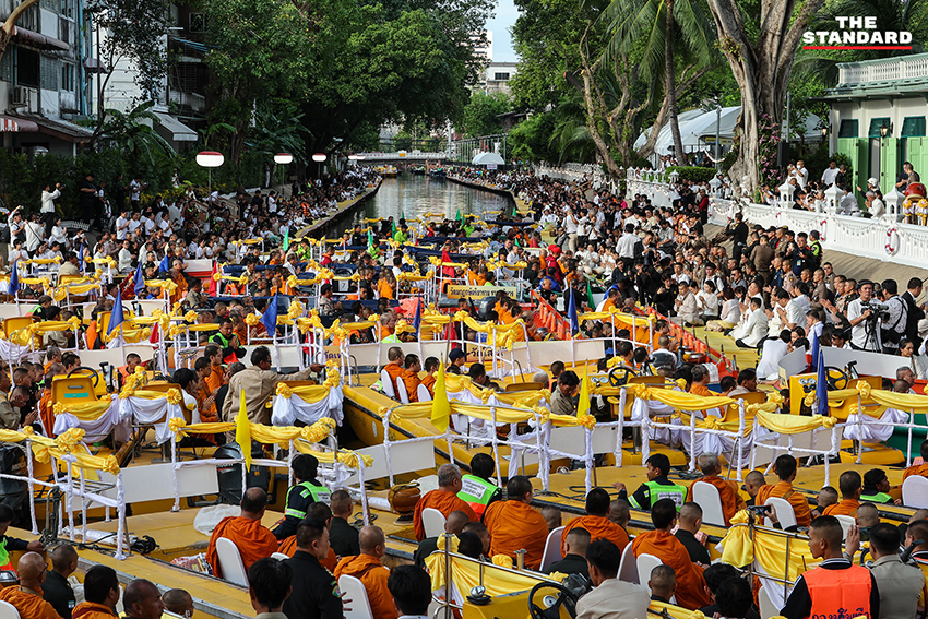 ภาพพระสงฆ์ 225 รูป กำลังรับบิณฑบาตทางเรือในคลองรอบเกาะรัตนโกสินทร์ 9