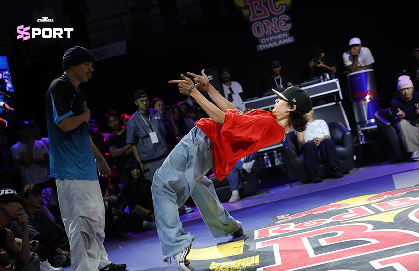 ภาพนักเต้น B-Boy และ B-Girl กำลังแข่งขันเบรกกิ้งในงาน Red Bull BC One Cypher 1