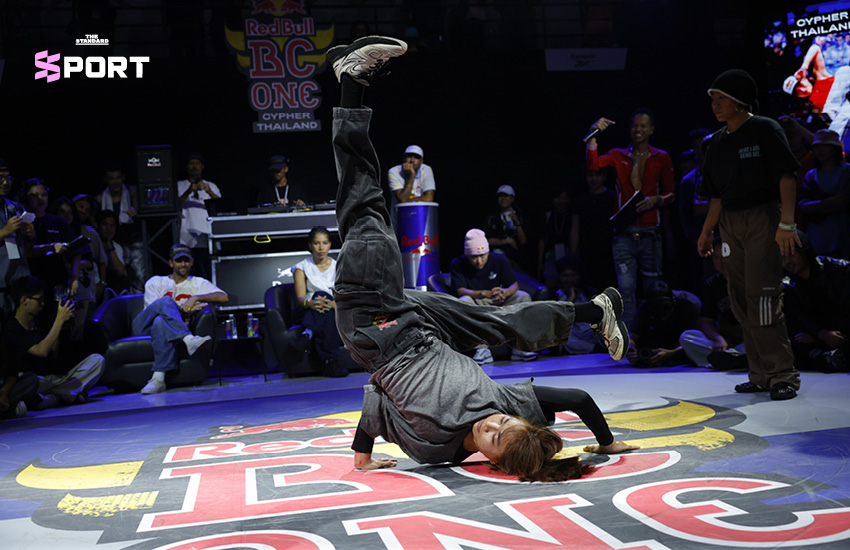 ภาพนักเต้น B-Boy และ B-Girl กำลังแข่งขันเบรกกิ้งในงาน Red Bull BC One Cypher 2