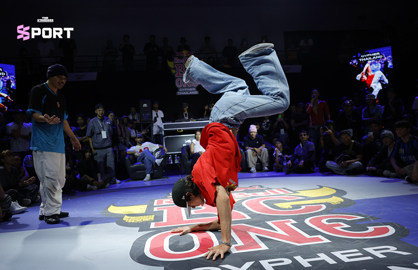 ภาพนักเต้น B-Boy และ B-Girl กำลังแข่งขันเบรกกิ้งในงาน Red Bull BC One Cypher 3