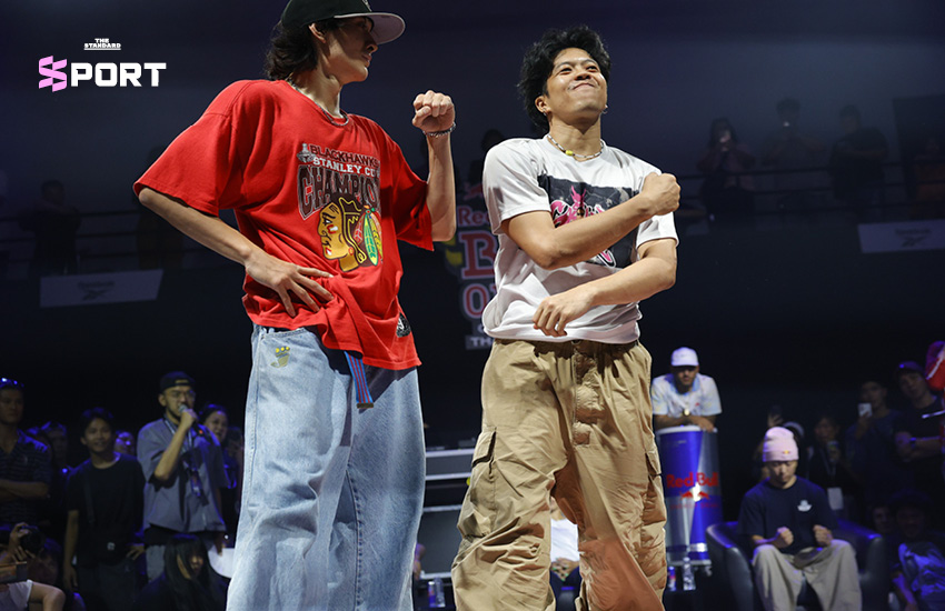 ภาพนักเต้น B-Boy และ B-Girl กำลังแข่งขันเบรกกิ้งในงาน Red Bull BC One Cypher 4