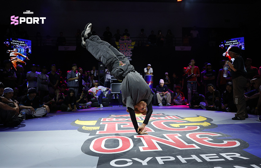 ภาพนักเต้น B-Boy และ B-Girl กำลังแข่งขันเบรกกิ้งในงาน Red Bull BC One Cypher 5