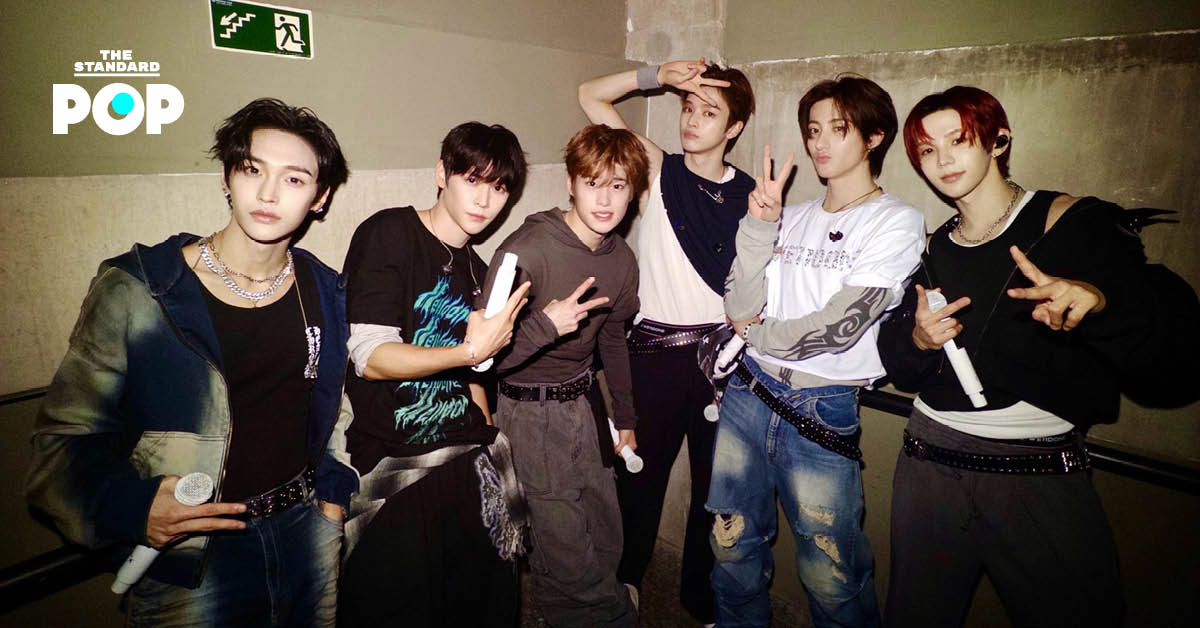 ภาพสมาชิกวง RIIZE ในชุดเสื้อผ้าสีขาว