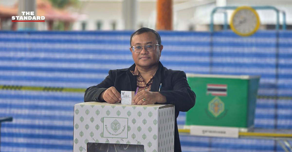 ผู้ว่าฯ ร้อยเอ็ดกำลังใช้สิทธิเลือกตั้งนายก อบจ. โดยมีเลขาฯ กกต. ยืนสังเกตการณ์