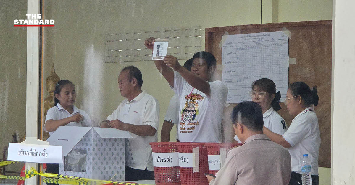เจ้าหน้าที่กำลังนับคะแนนเลือกตั้งนายก อบจ. ร้อยเอ็ด โดยมีเลขาธิการ กกต. สังเกตการณ์