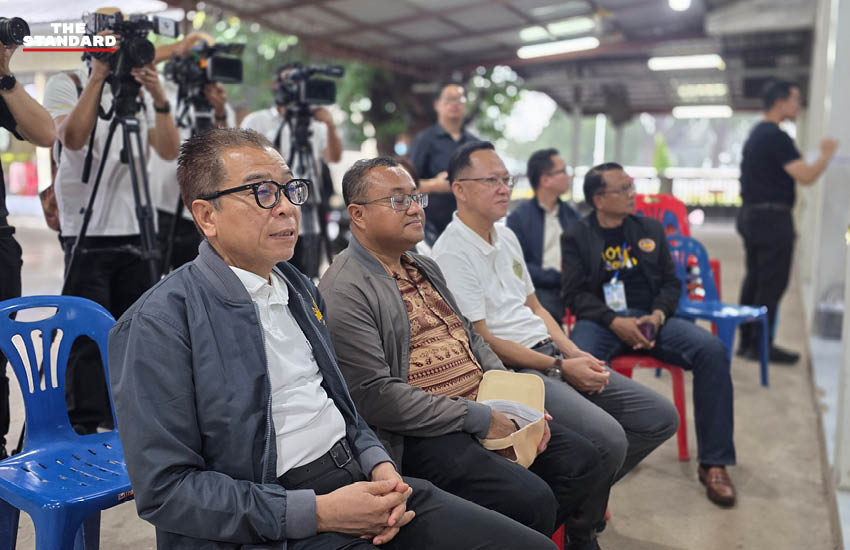 เจ้าหน้าที่กำลังนับคะแนนเลือกตั้งนายก อบจ. ร้อยเอ็ด โดยมีเลขาธิการ กกต. สังเกตการณ์ 1