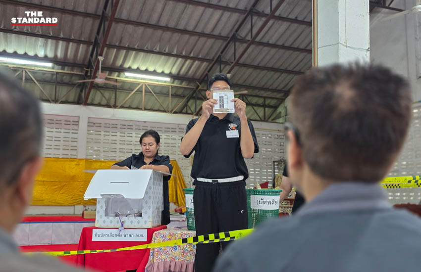 เจ้าหน้าที่กำลังนับคะแนนเลือกตั้งนายก อบจ. ร้อยเอ็ด โดยมีเลขาธิการ กกต. สังเกตการณ์ 2