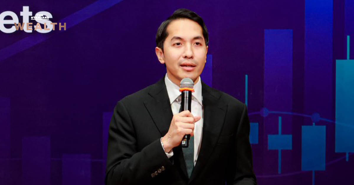 ภาพ ดร.สันติธาร เสถียรไทย ผู้ช่วยรัฐมนตรีประจำกระทรวงการคลัง พร้อมกราฟราคาน้ำมัน