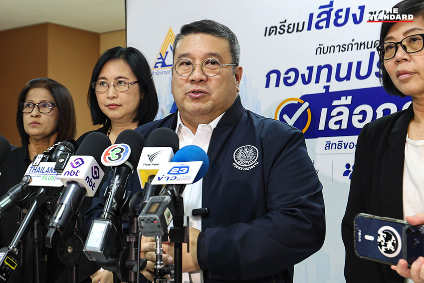 รศ.ดร.ษัษฐรัมย์ ธรรมบุษดี และทีมประกันสังคมก้าวหน้ายื่นเอกสารสมัครรับเลือกตั้งกรรมการประกันสังคม 3