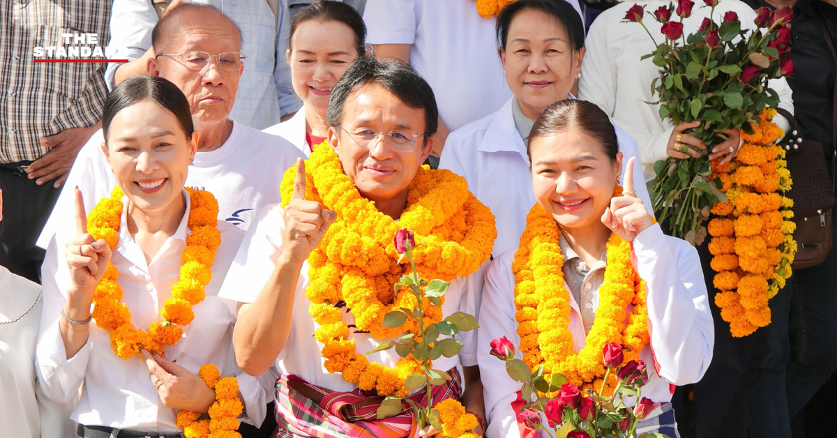 ภาพ เศกสิทธิ์ ไวนิยมพงศ์ ชายใส่แว่น ยืนอยู่ตรงกลาง