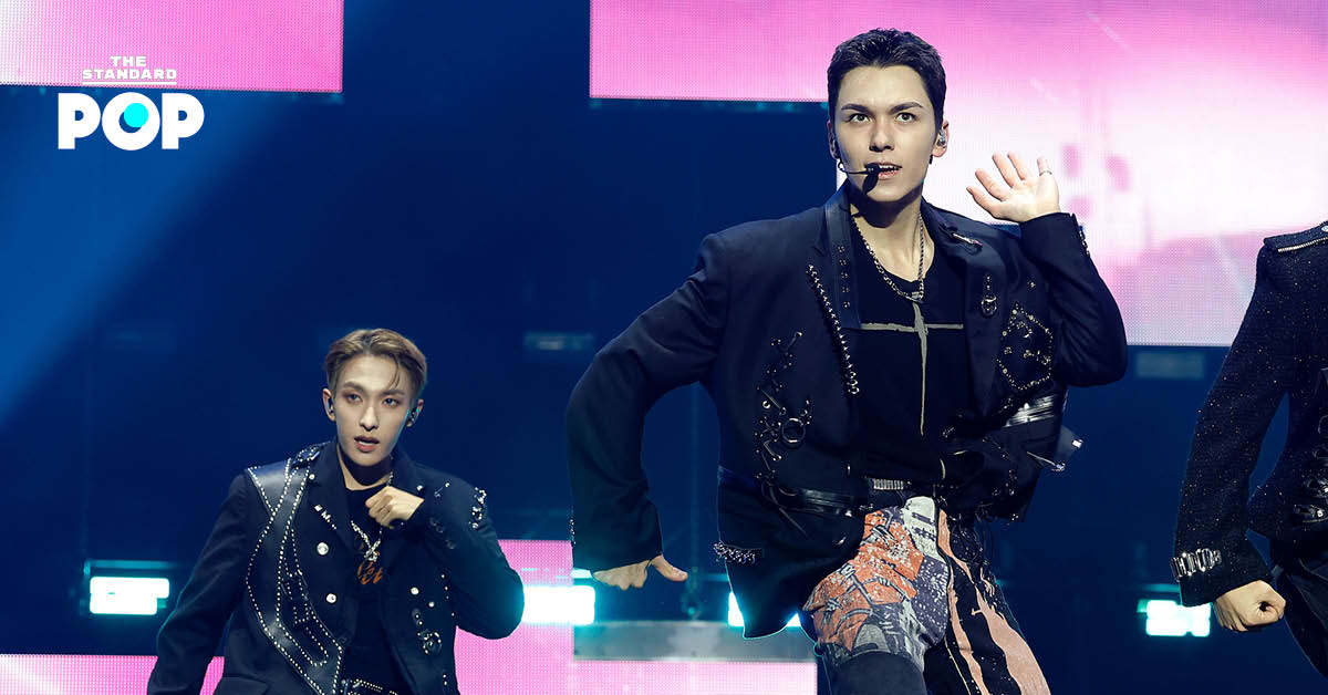 ภาพ VERNON และ SEUNGKWAN วง SEVENTEEN กำลังแสดงบนเวที