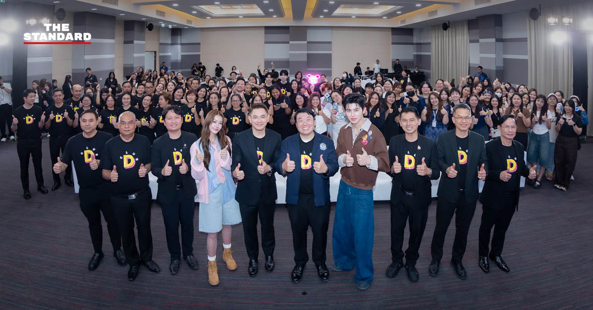 สิริพงศ์ อังคสกุลเกียรติ รัฐมนตรีช่วยว่าการกระทรวงคมนาคม พร้อมด้วย ปอนด์-ณราวิชญ์ และ น้ำตาล-ทิพนารี เปิดโครงการขนส่งไอดอล Club D รณรงค์ขับขี่ปลอดภัย