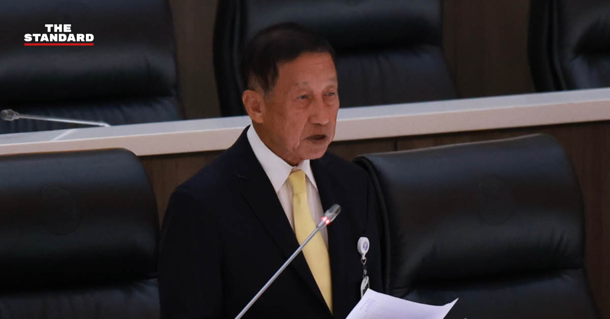 ภาพ พล.อ. สมเจตน์ บุญถนอม อดีตสมาชิกวุฒิสภา กำลังให้สัมภาษณ์สื่อมวลชน
