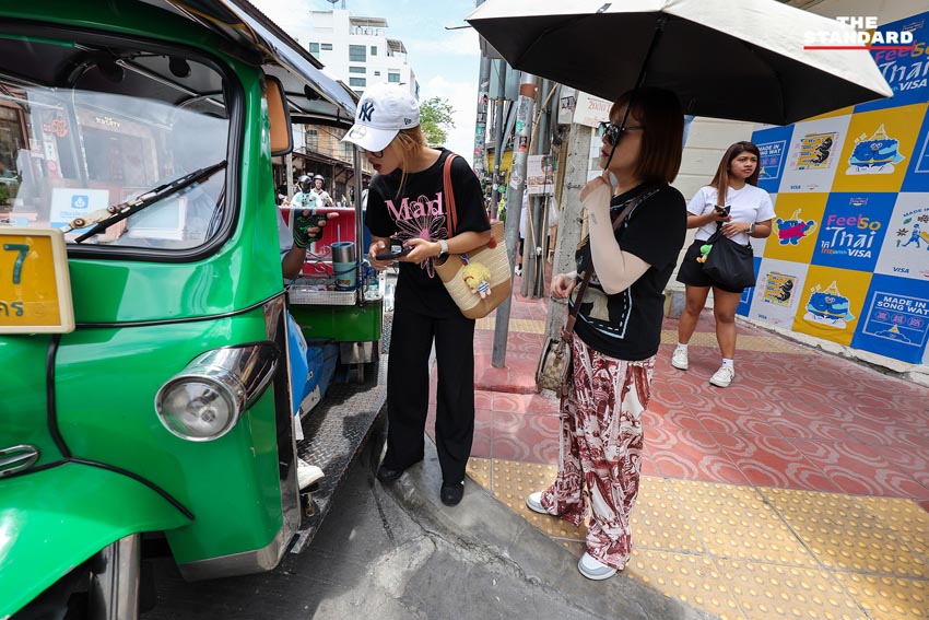 ภาพมุมกว้างของถนนทรงวาด แสดงให้เห็นอาคารเก่าแก่และผู้คนที่เดินเที่ยวชมบรรยากาศ 10