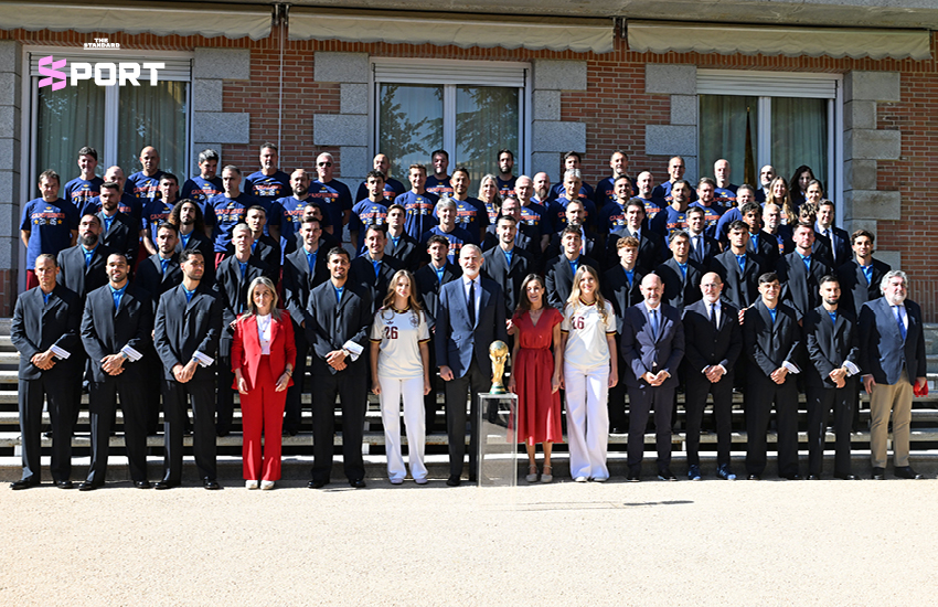 ทีมชาติสเปนบนรถบัสเปิดประทุนฉลองแชมป์ฟุตบอลโลกสมัยที่ 2 ท่ามกลางแฟนบอลนับแสนในกรุงมาดริด 3