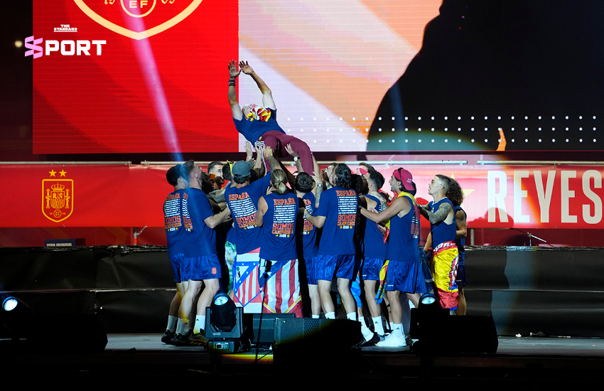 ทีมชาติสเปนบนรถบัสเปิดประทุนฉลองแชมป์ฟุตบอลโลกสมัยที่ 2 ท่ามกลางแฟนบอลนับแสนในกรุงมาดริด 9