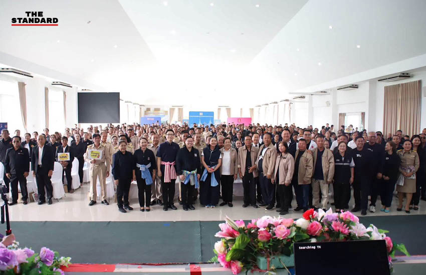 สุขสมรวย วันทนียกุล รัฐมนตรีประจำสำนักนายกรัฐมนตรี กล่าวบนเวทีในงานมอบนโยบายกองทุนหมู่บ้าน 3