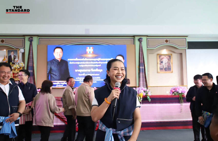 สุขสมรวย วันทนียกุล รัฐมนตรีประจำสำนักนายกรัฐมนตรี กล่าวบนเวทีในงานมอบนโยบายกองทุนหมู่บ้าน 4