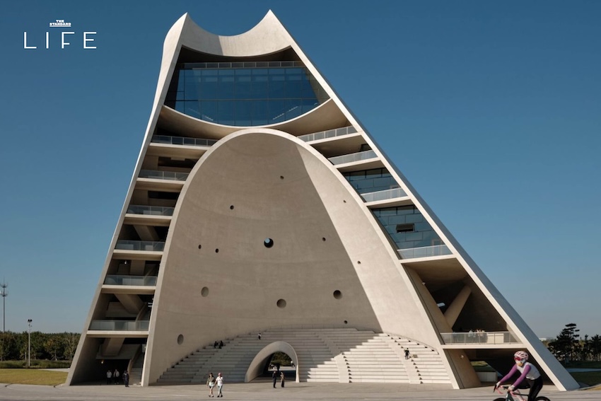 ภาพมุมกว้างของอาคาร Sun Tower ทรงกรวยคว่ำริมทะเลเมืองยานไถ ประเทศจีน 1