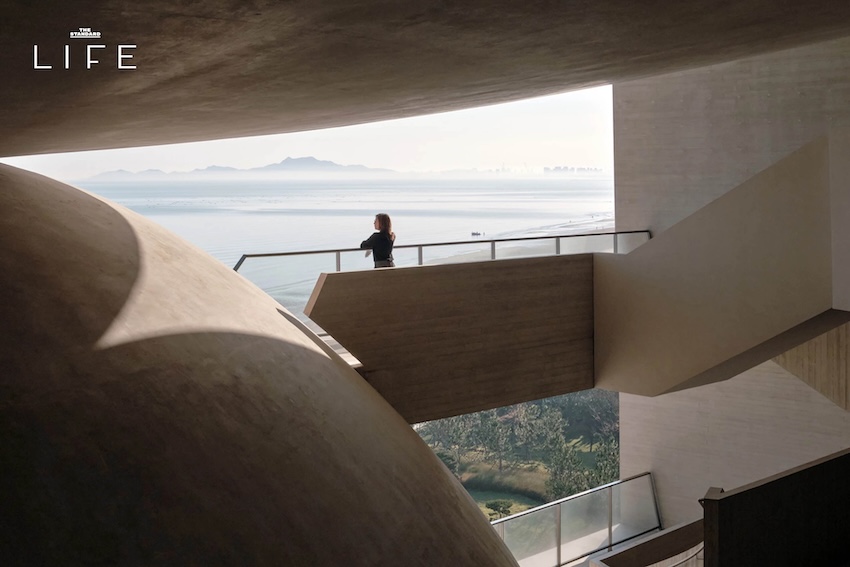 ภาพมุมกว้างของอาคาร Sun Tower ทรงกรวยคว่ำริมทะเลเมืองยานไถ ประเทศจีน 3