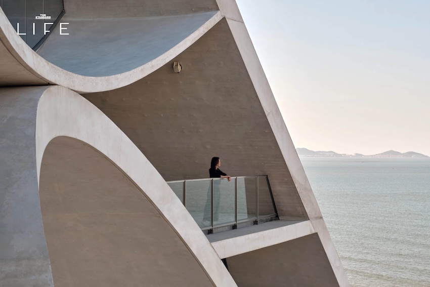 ภาพมุมกว้างของอาคาร Sun Tower ทรงกรวยคว่ำริมทะเลเมืองยานไถ ประเทศจีน 4