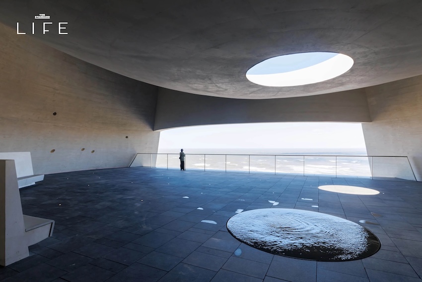 ภาพมุมกว้างของอาคาร Sun Tower ทรงกรวยคว่ำริมทะเลเมืองยานไถ ประเทศจีน 6