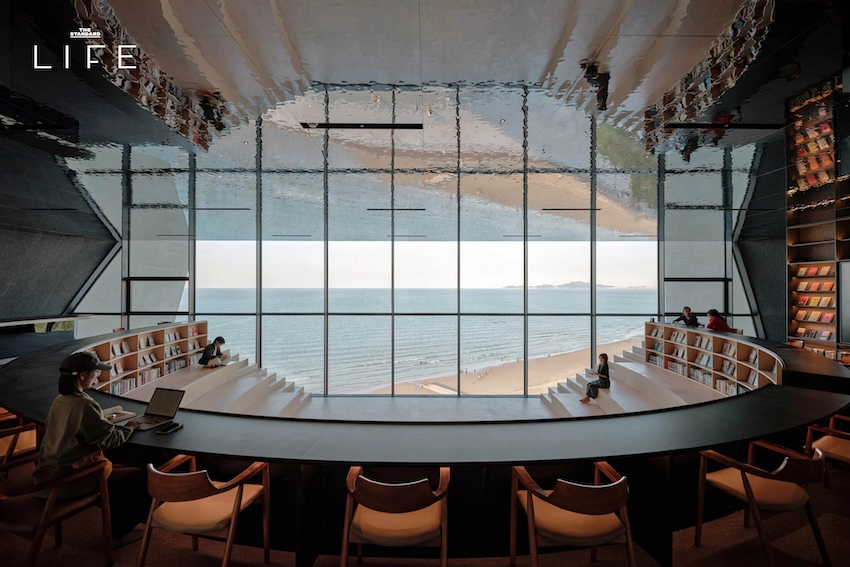 ภาพมุมกว้างของอาคาร Sun Tower ทรงกรวยคว่ำริมทะเลเมืองยานไถ ประเทศจีน 7