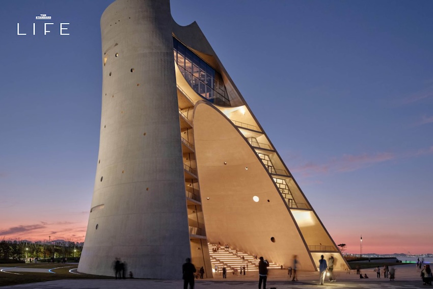 ภาพมุมกว้างของอาคาร Sun Tower ทรงกรวยคว่ำริมทะเลเมืองยานไถ ประเทศจีน 9