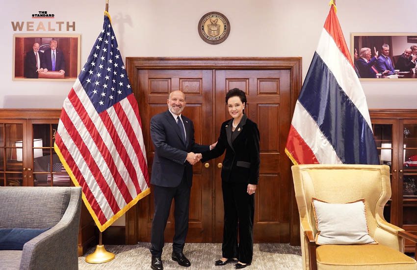 ธงชาติสหรัฐอเมริกาและจีนโบกสะบัดคู่กัน สื่อถึงความสัมพันธ์ทางการค้า 1