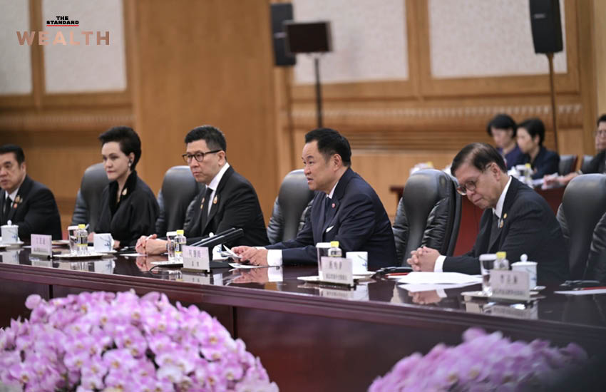 ธงชาติสหรัฐอเมริกาและจีนโบกสะบัดคู่กัน สื่อถึงความสัมพันธ์ทางการค้า 2