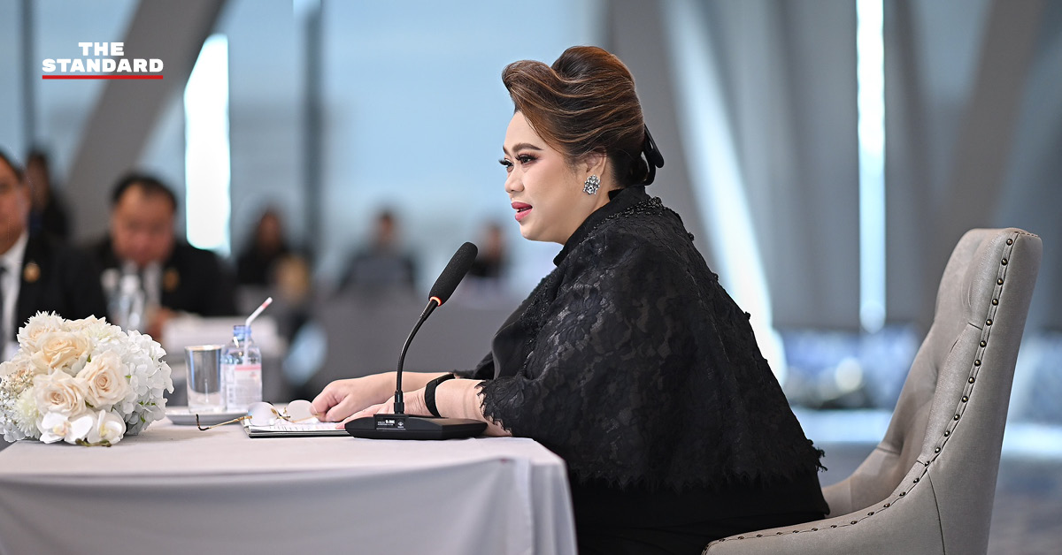 ศุภมาส อิศรภักดี รัฐมนตรีประจำสำนักนายกรัฐมนตรี กำลังกล่าวในงานประชุม