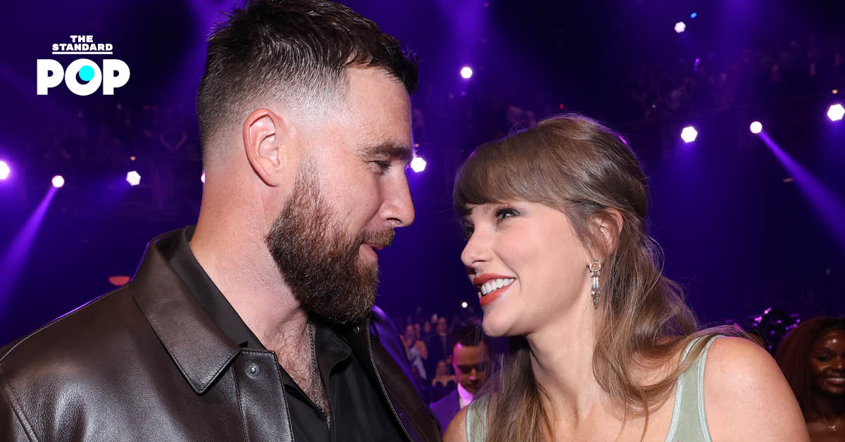 Taylor Swift และ Travis Kelce ยืนคู่กันในงาน