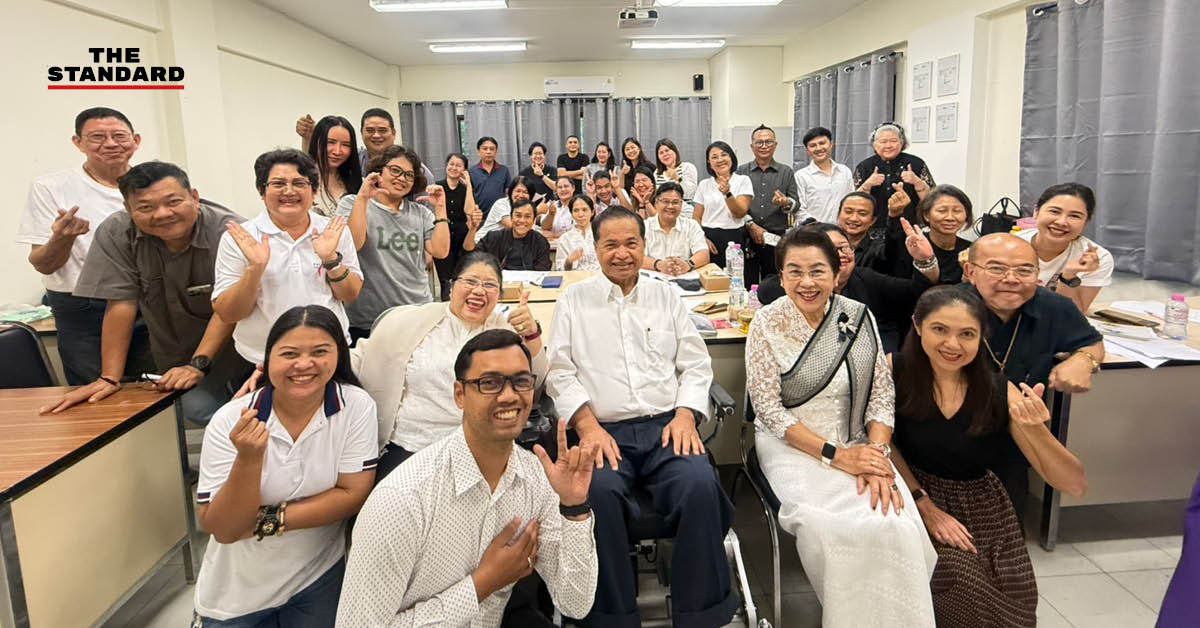 ดร.ภิญโญ พงศ์เจริญ และผู้บริหารสถาบันรัชต์ภาคย์ในพิธีเปิดหลักสูตรโหราศาสตร์ไทย