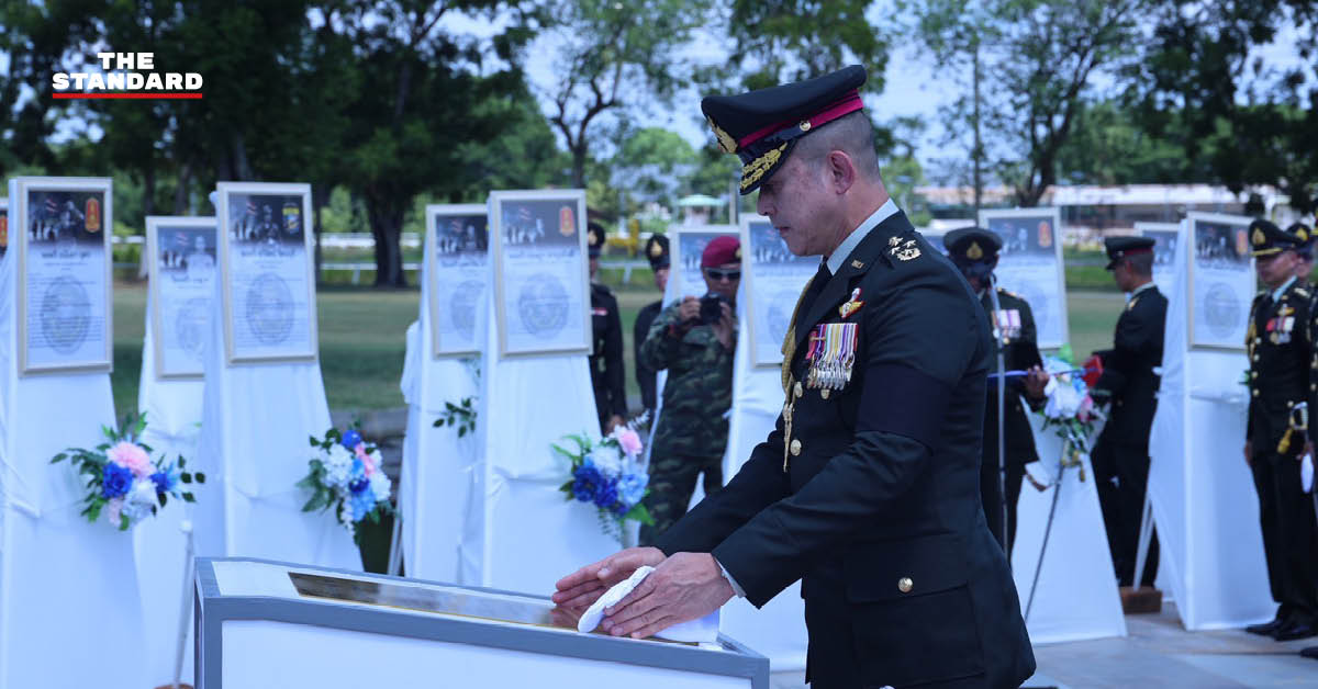 ภาพพิธีรำลึกวีรชนชายแดนไทย-กัมพูชา โดยมีทหารเข้าร่วมพิธีและประดับแผ่นป้ายจารึก