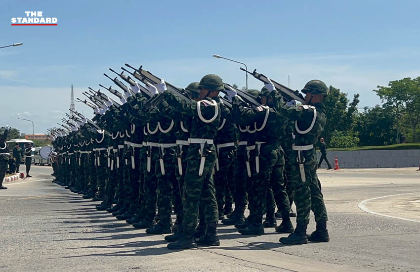 ภาพพิธีรำลึกวีรชนชายแดนไทย-กัมพูชา โดยมีทหารเข้าร่วมพิธีและประดับแผ่นป้ายจารึก 2