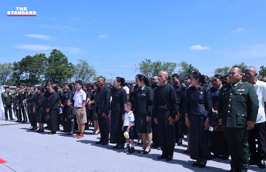 ภาพพิธีรำลึกวีรชนชายแดนไทย-กัมพูชา โดยมีทหารเข้าร่วมพิธีและประดับแผ่นป้ายจารึก 3