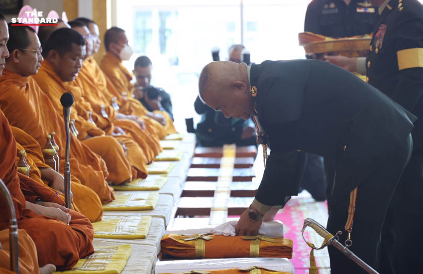 ภาพพิธีรำลึกวีรชนชายแดนไทย-กัมพูชา โดยมีทหารเข้าร่วมพิธีและประดับแผ่นป้ายจารึก 4