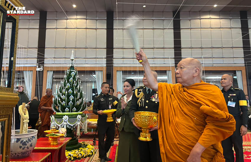 ภาพพิธีรำลึกวีรชนชายแดนไทย-กัมพูชา โดยมีทหารเข้าร่วมพิธีและประดับแผ่นป้ายจารึก 5
