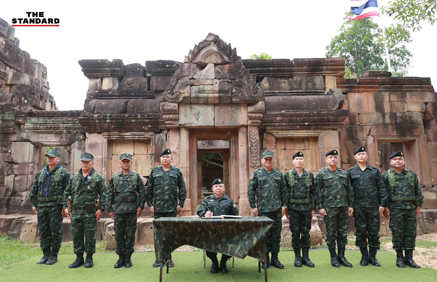 ภาพแม่ทัพภาค 2 และ 3 ลงพื้นที่ชายแดนไทย-กัมพูชา ตรวจเยี่ยมกำลังพลและวางพวงมาลา 1