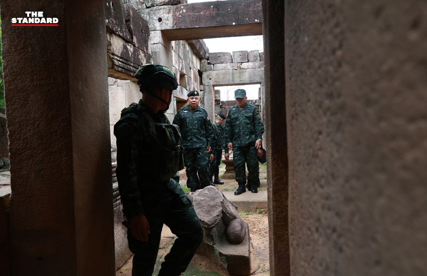 ภาพแม่ทัพภาค 2 และ 3 ลงพื้นที่ชายแดนไทย-กัมพูชา ตรวจเยี่ยมกำลังพลและวางพวงมาลา 2