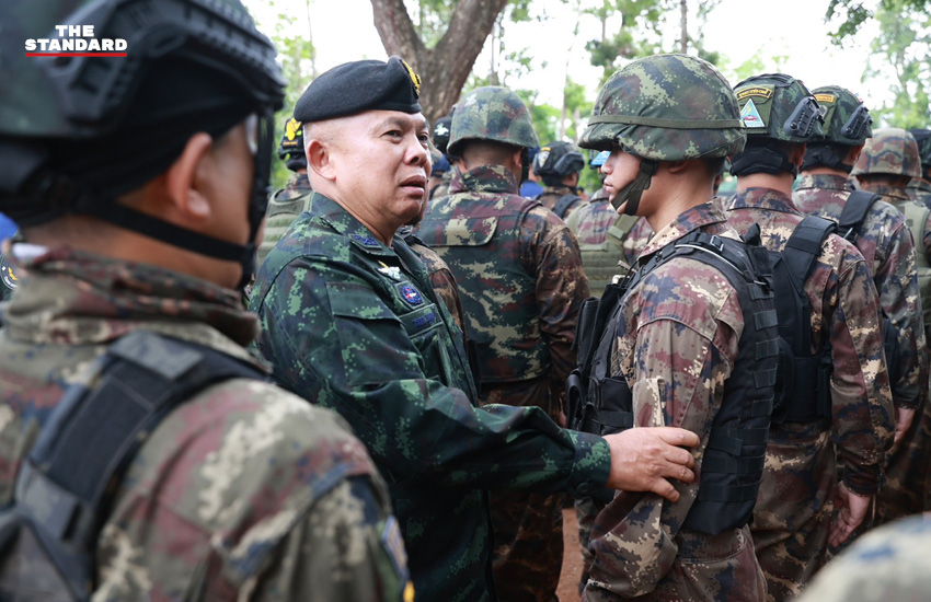 ภาพแม่ทัพภาค 2 และ 3 ลงพื้นที่ชายแดนไทย-กัมพูชา ตรวจเยี่ยมกำลังพลและวางพวงมาลา 3