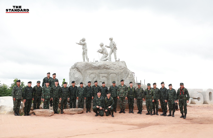 ภาพแม่ทัพภาค 2 และ 3 ลงพื้นที่ชายแดนไทย-กัมพูชา ตรวจเยี่ยมกำลังพลและวางพวงมาลา 4