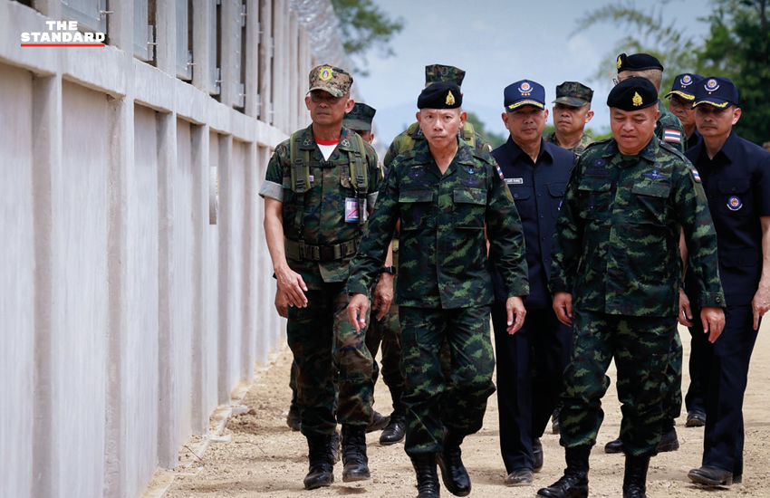 พล.อ. อุกฤษฎ์ บุญตานนท์ ผู้บัญชาการทหารสูงสุด ตรวจเยี่ยมการก่อสร้างรั้วความมั่นคงชายแดนไทย-กัมพูชา 1
