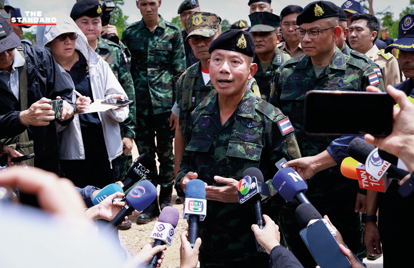 พล.อ. อุกฤษฎ์ บุญตานนท์ ผู้บัญชาการทหารสูงสุด ตรวจเยี่ยมการก่อสร้างรั้วความมั่นคงชายแดนไทย-กัมพูชา 6