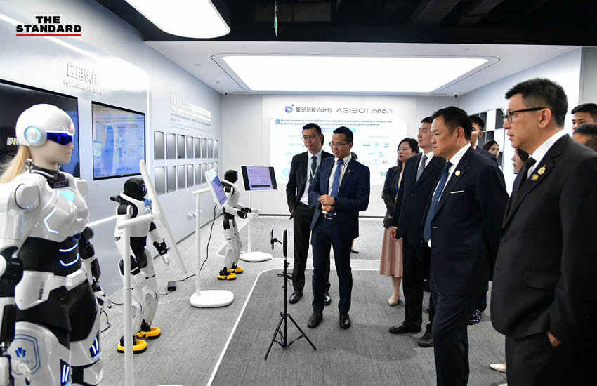 เอกนิติ นิติทัณฑ์ประภาศ รองนายกรัฐมนตรี เยี่ยมชมเทคโนโลยี Embodied AI ที่บริษัท AgiBot ในจีน 1