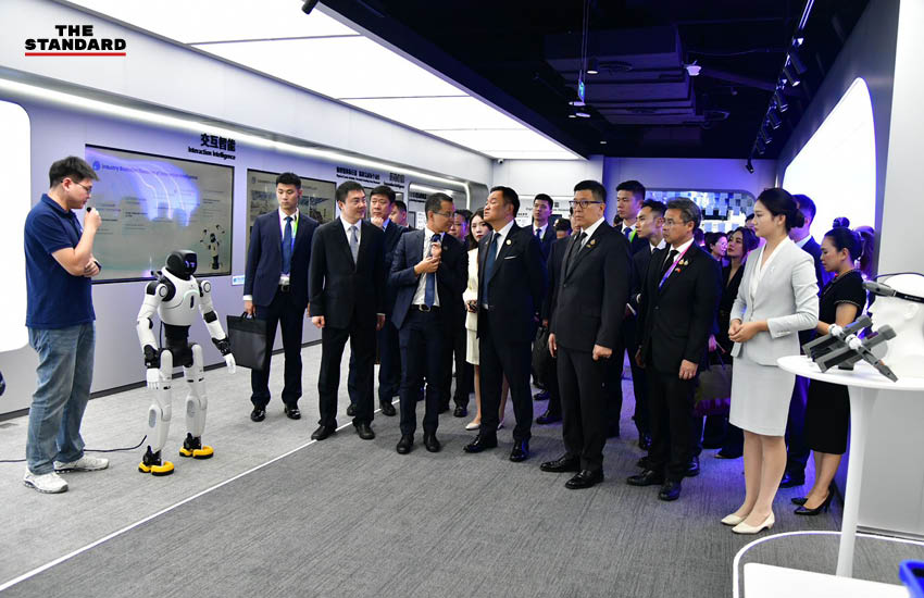 เอกนิติ นิติทัณฑ์ประภาศ รองนายกรัฐมนตรี เยี่ยมชมเทคโนโลยี Embodied AI ที่บริษัท AgiBot ในจีน 4